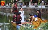 Người dân Thủ đô thích thú nghe hát quan họ tại Văn Miếu - Quốc Tử Giám